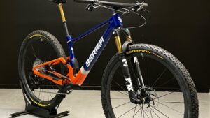 BERRIA MAKO PRO / S1000 AXS / SMALL / 2025 / BLÅ/ORANGE / UPGRADE