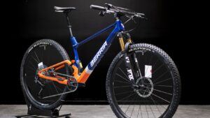 BERRIA MAKO PRO / S1000 TRANSMISSION AXS / LARGE / 2025 / BLÅ/ORANGE