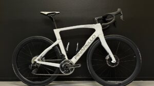 PINARELLO DOGMA F / SRAM RED / VISION SC45 / 56CM